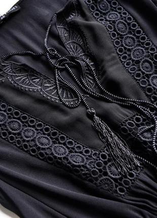 Роскошное черное длинное платье с перфорацией от rochelle humes5 фото