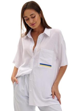 Жіноча біла сорочка oversize із синьо-жовтою вишивкою на кишені.😋🎌🛸