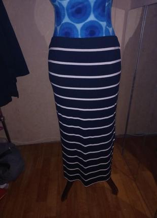 Эластичная длинная юбка с разрезами по бокам3 фото