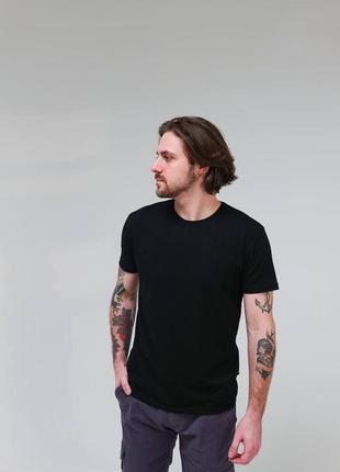 Черная футболка мужская / базовые однотонные футболки1 фото