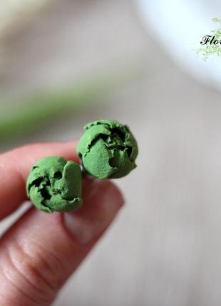 Зеленые серьги гвоздики ручной работы с пионами из полимерной глины1 фото