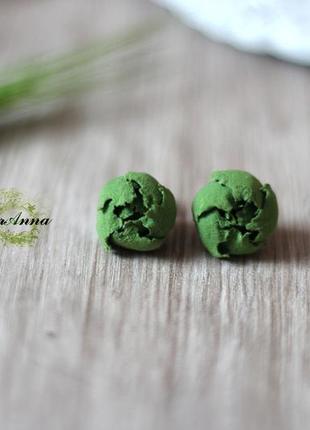 Зеленые серьги гвоздики ручной работы с пионами из полимерной глины4 фото