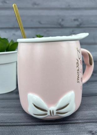 Керамическая чашка с крышкой и ложкой beauty ribbon розовая