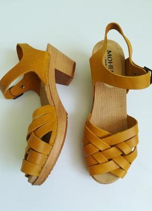 Трендові шкіряні босоніжки на дерев'яній підошві