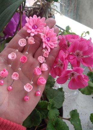 Довгі сережки з рожевими та малиновими трояндами та хризантемами для фотосесії4 фото