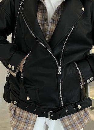 Куртка косуха эко кожа удлиненная свободного кроя молоко черная5 фото