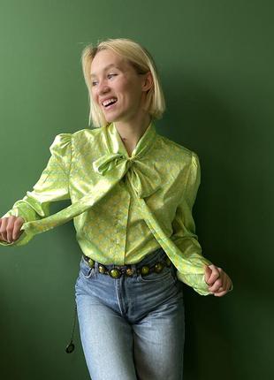 Сатиновая салатовая рубашка блуза с бантом
