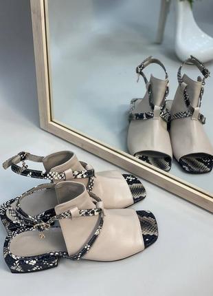 Шкіряні бежеві босоніжки на маленькому каблучку наявність та пошив