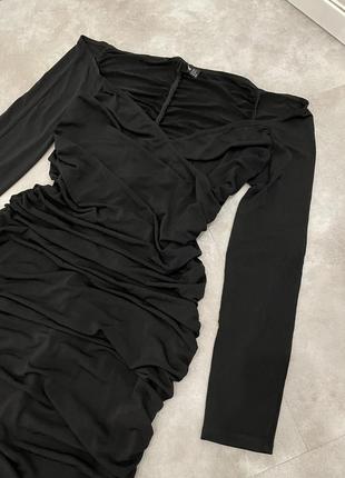 Черное платье миди с длинными рукавами и сборкой  first distraction the label8 фото
