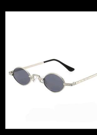 Стильні овальні окуляри в металевій сріблястій оправі