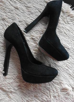 Итальянские черные туфли замшевые на высоком каблуке1 фото