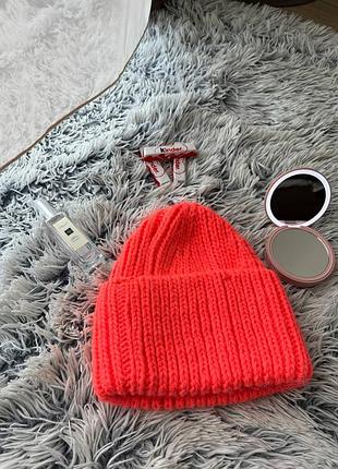 Яскрава шапка. ідеальний стан