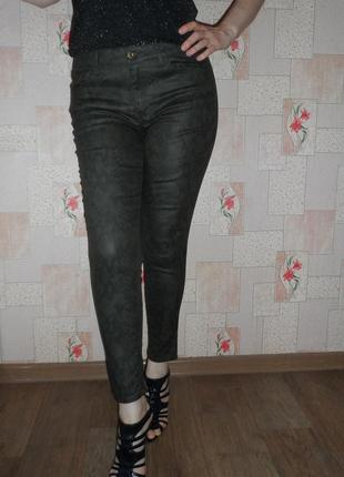 Стрейчевые джинсы с пропиткой под кожу, узор под рептилию, zara, 48р.2 фото