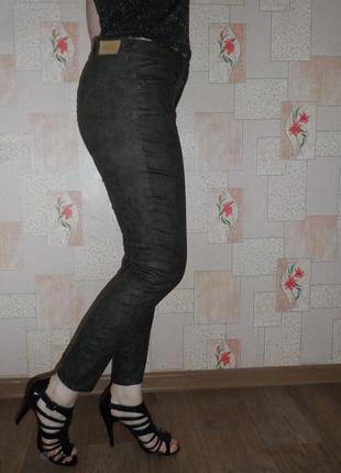 Стрейчевые джинсы с пропиткой под кожу, узор под рептилию, zara, 48р.