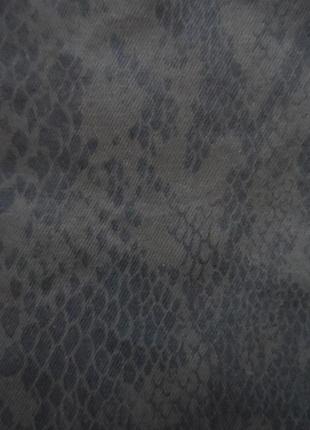 Стрейчевые джинсы с пропиткой под кожу, узор под рептилию, zara, 48р.6 фото