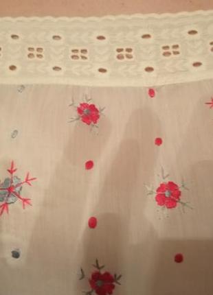 Красивая белая кофта из паплина с ручной вышивкой цветов, с кружевами6 фото
