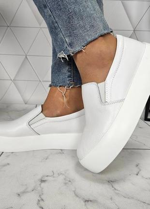 Слипоны белые на высокой платформе с натуральной кожи