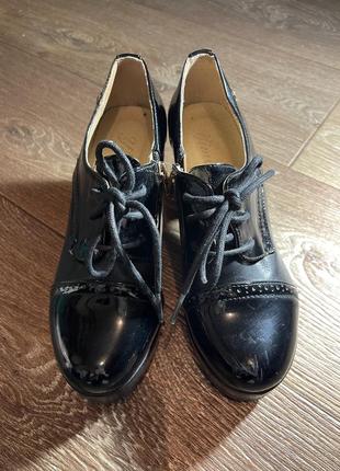 Черные женские ботинки