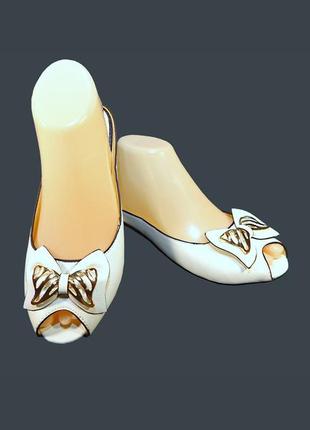 Шльопанці жіночі на маленькому каблуці, з бантом, білі.