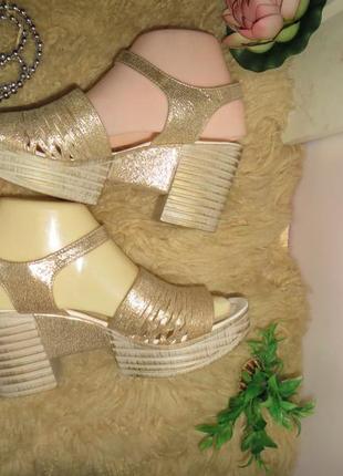 Модні босоніжки на цікавій,комфортною підошві.