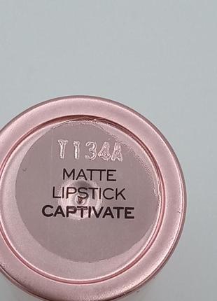 Makeup revolution powder matte lipstick captivate помада для губ матовая красная3 фото