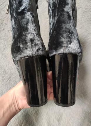 Темно сірі велюрові бархатні ботільйони ботинки ботильйоны на широкому каблуці papaya8 фото