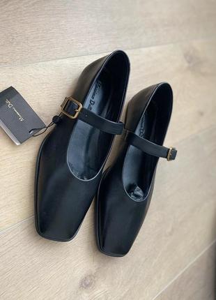 Черные туфли с ремешком и золотой пряжкой7 фото