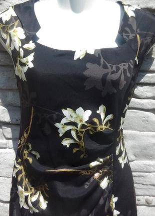 Красивое, нарядное платье в цветочный принт2 фото