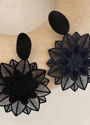 Сережки жіночі оригінальні ажурні у формі квітки чорного кольору
