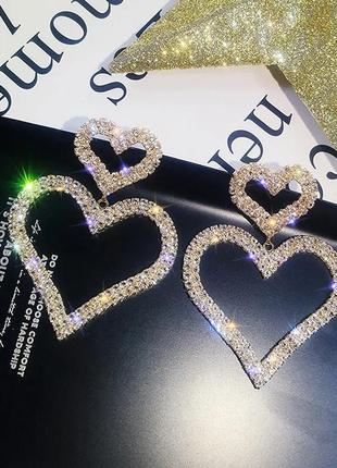 Серьги женские подвески сияющие в камнях золотистого цвета в форме сердец