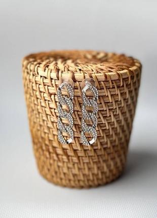 Серьги женские подвески сияющие в камнях серебристые в виде плетения6 фото