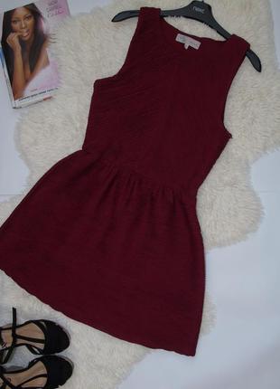 Красивое фактурное бордовое платье