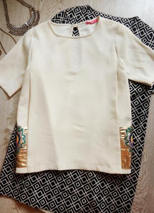 Белая плотная блуза с коротким рукавом цветными карманами по бокам золотые с рисунком3 фото