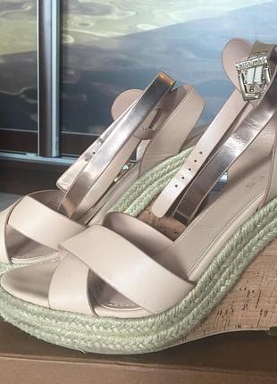 Стильные босоножки на танкетке