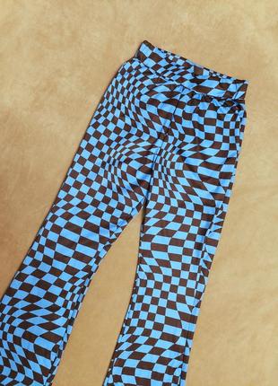Акцентные яркие трендовые штаны клешь шахматка в стиле shein sinsay джинсы абстракция брюки аниме в клеточку3 фото