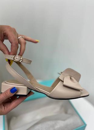 Бежевые кремовые кожаные босоножки на маленьком каблуке