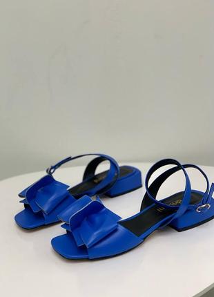 Синие кожаные босоножки на низком каблуке полномерные 35-421 фото