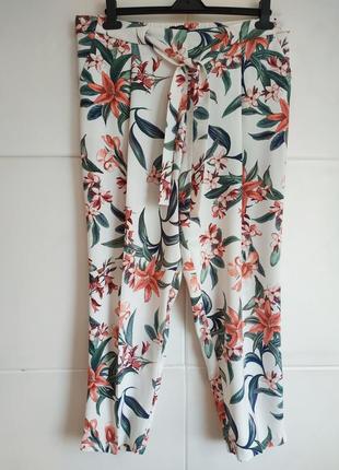 Літні завужені брюки f&f з принтом красивих квітів1 фото