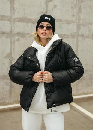 Куртка пуховик жіноча коротка зимова тепла без капюшона чорного кольору4 фото