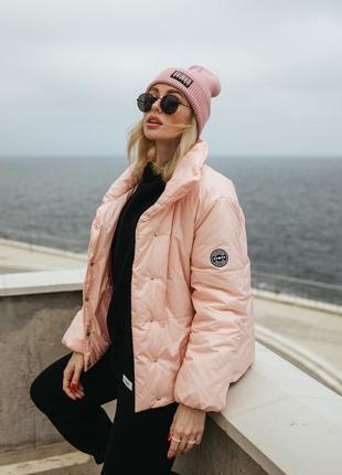 Куртка пуховик женская короткая теплая зимняя без капюшона розового цвета
