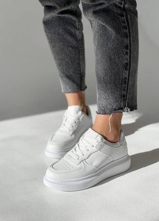 Белые кроссовки из эко-кожи
высота: 5 см ( до пятки) 
платформа: 4 см
на среднюю ножку