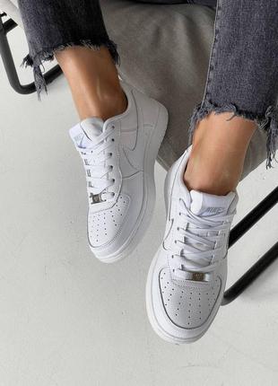 Білі шкіряні кросівки під бренд, всередині текстиль
висота: 4,5 см ( до п'ятки ) виробництво в‘єтнам
платформа: 2 см
на середню ніжку
