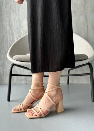 Босоножки сандали на высоком широком устойчивом каблуке квадратном бежевые с переплетением3 фото