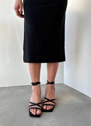 Босоножки сандали на высоком устойчивом каблуке широком черные с переплетами7 фото