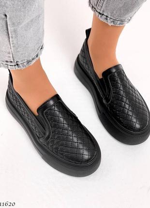 Сліпони =na=
цвет: black
материал: натур. кожа (стегана)
высота от пятки 5 см
подошва: cпереди 4 см
сзади 4,5 см, средняя и более широкую ножку