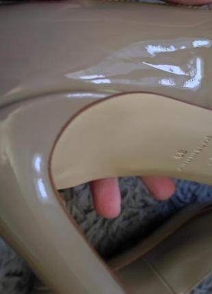 Шикарные туфли лодочки бежевого цвета из натуральной лакированной кожи премиального бренда hobbs7 фото