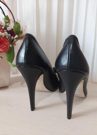 Черные туфли кожаные 39.5 г. с цветком2 фото
