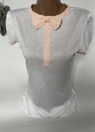 Ніжна стильна футболка