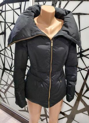 Очень женственный пуховик zara с универсальным высоким воротом черного цвета 42-44-s