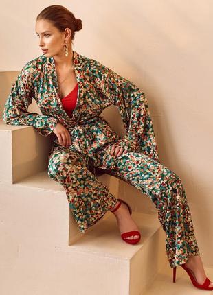 Яркий костюм